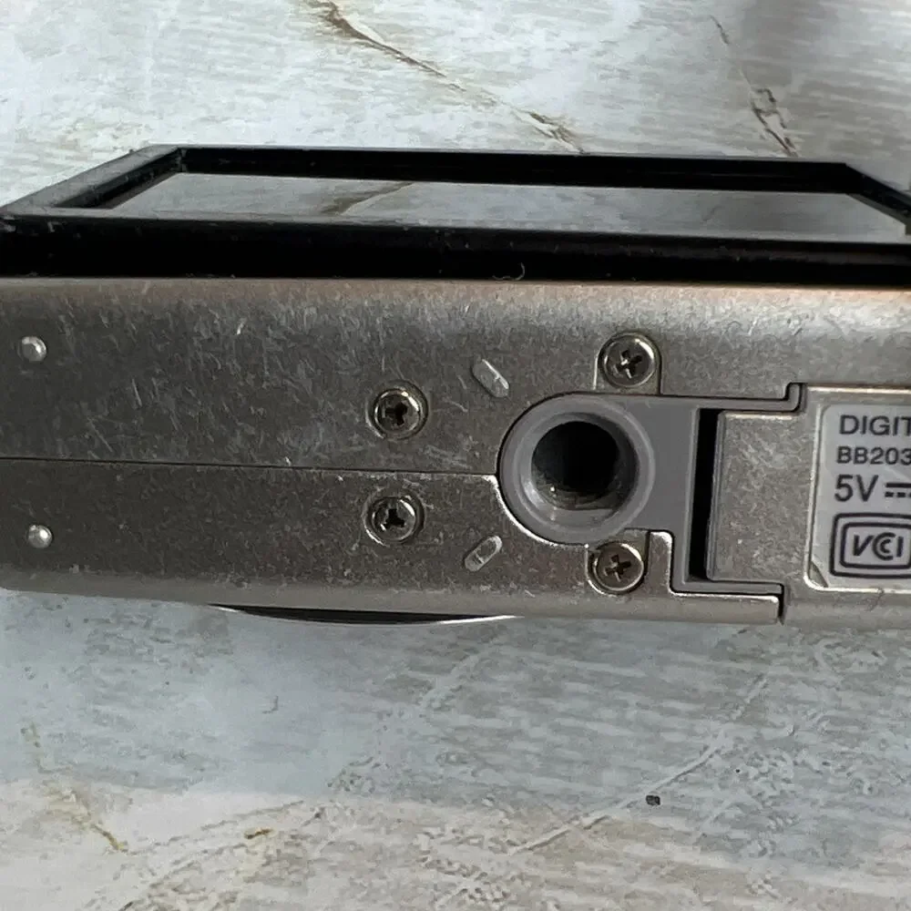Fujifilm FinePix F50 SE 12.0MP Digital Camera FOR PARTS or REPAIR - UNTESTED